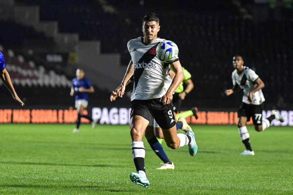 Capasso jogador do Vasco durante partida contra o Cruzeiro no estadio Sao Januario pelo campeonato Brasileiro A 2023. Foto: Thiago Ribeiro/AGIF