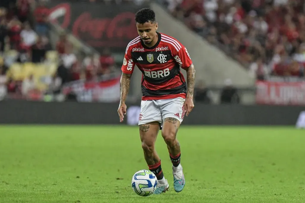Allan jogador do Flamengo durante partida contra o Sao Paulo no estadio Maracana pelo campeonato Brasileiro A 2023. Thiago Ribeiro/AGIF