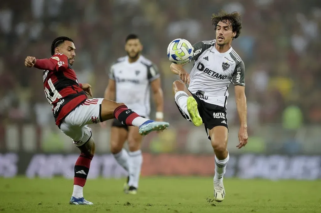 RJ – RIO DE JANEIRO – 29/11/2023 – BRASILEIRO A 2023, FLAMENGO X ATLETICO-MG – Matheuzinho jogador do Flamengo disputa lance com Igor Gomes jogador do Atletico-MG durante partida no estadio Maracana pelo campeonato Brasileiro A 2023. Foto: Alexandre Loureiro/AGIF