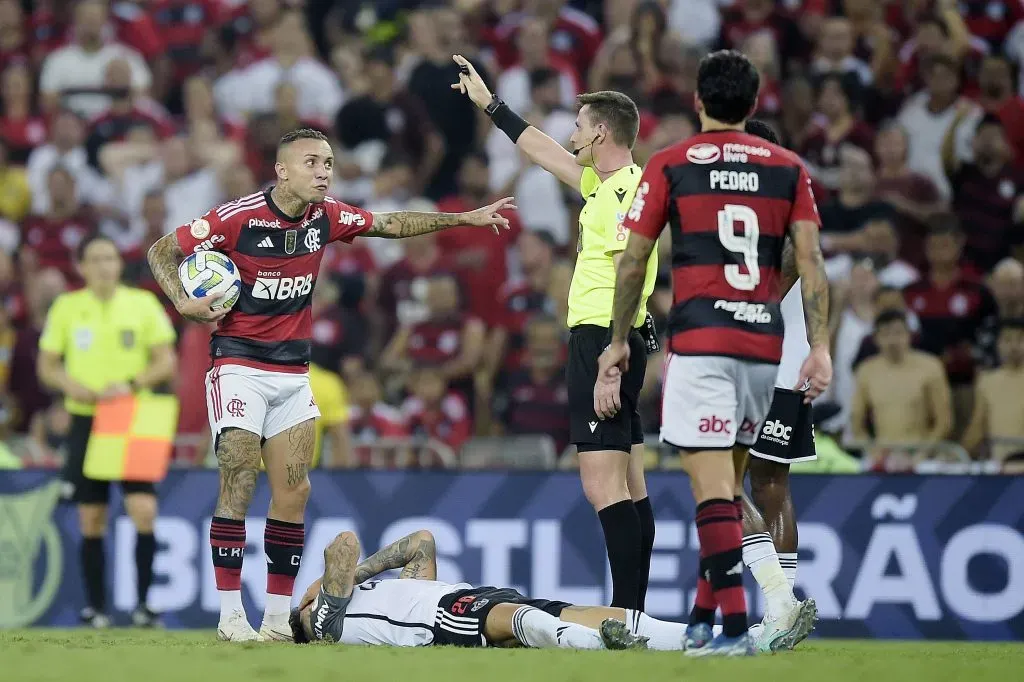 RJ – RIO DE JANEIRO – 29/11/2023 – BRASILEIRO A 2023, FLAMENGO X ATLETICO-MG – Everton jogador do Flamengo durante partida contra o Atletico-MG no estadio Maracana pelo campeonato Brasileiro A 2023. Foto: Alexandre Loureiro/AGIF