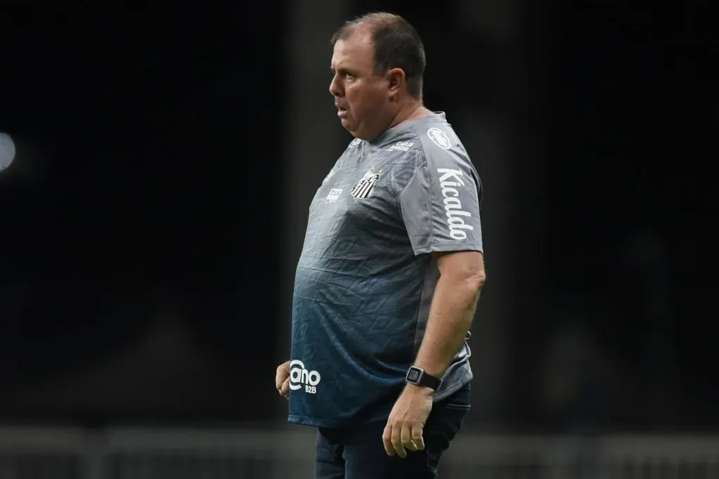 Marcelo Fernandes explica falta de minutagem  a Júlio Furch. Foto: Flickr oficial Santos