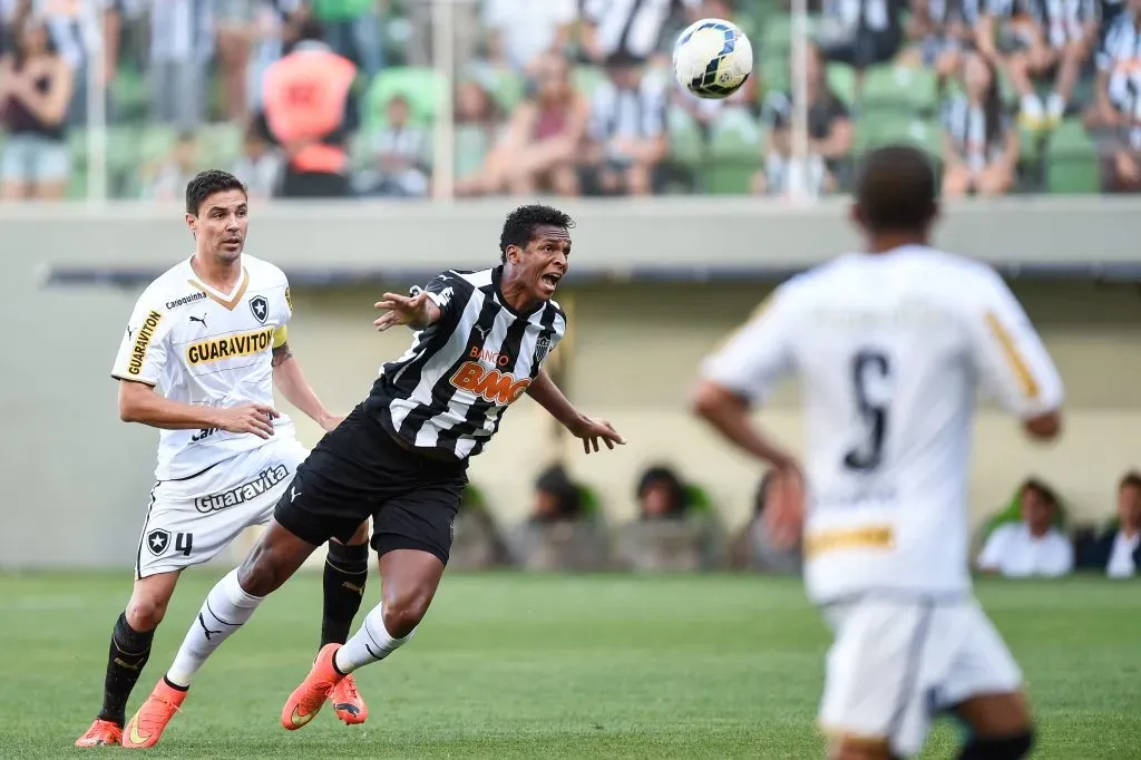 Jô em ação pelo Atlético, contra o Botafogo, em 2014 – Foto: Pedro Vilela/Getty Images