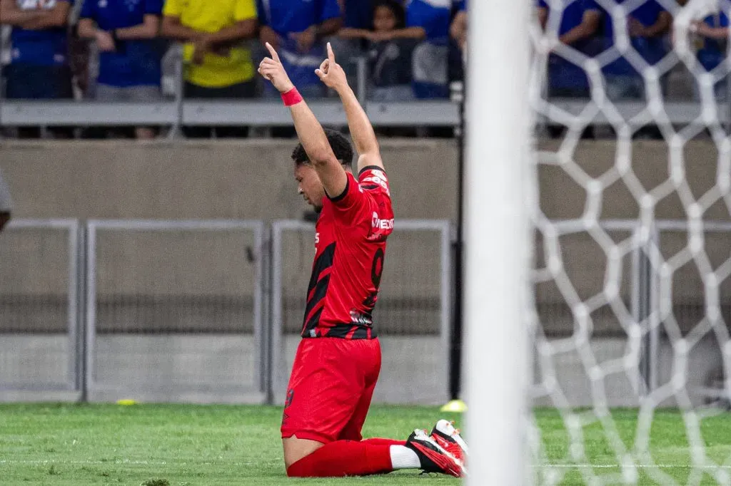 Vitor Roque celebrando o gol diante do Cruzeiro. Foto: Fernando Moreno/AGIF