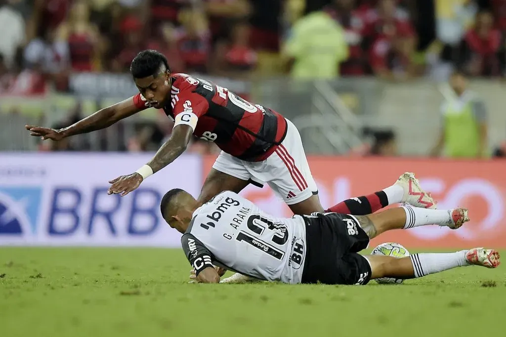 RJ – RIO DE JANEIRO – 29/11/2023 – BRASILEIRO A 2023, FLAMENGO X ATLETICO-MG – Bruno Henrique jogador do Flamengo disputa lance com Guilherme Arana jogador do Atletico-MG durante partida no estadio Maracana pelo campeonato Brasileiro A 2023. Foto: Alexandre Loureiro/AGIF