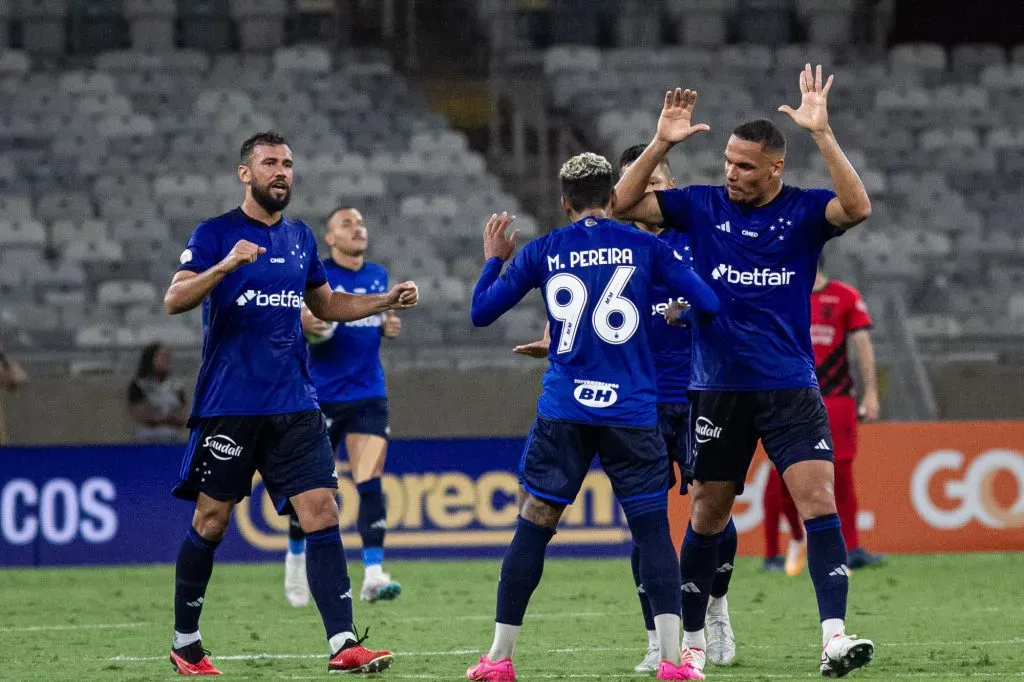 Matheus Pereira, jogador do Cruzeiro, comemora seu gol durante partida contra o Athletico-PR no Mineirão pelo Campeonato Brasileiro – Foto: Fernando Moreno/AGIF