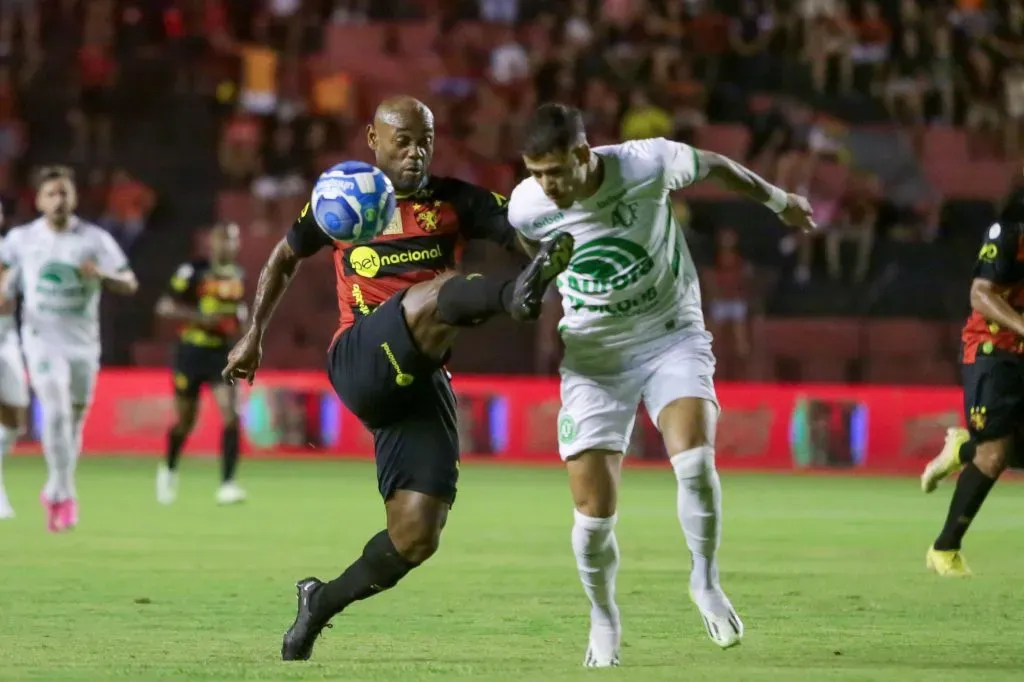 Lucas Freitas jogando pela Chapecoense na Série B do Brasileiro. Foto: Rafael Vieira/AGIF