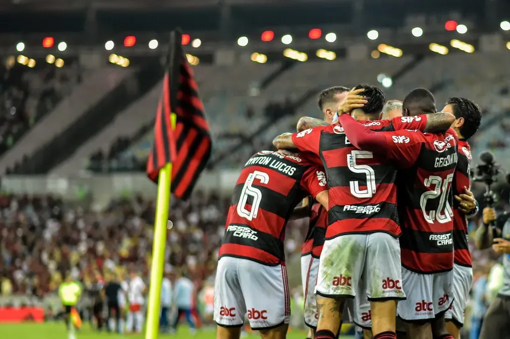 Arrascaeta, jogador do Flamengo, comemora seu gol com jogadores do seu time durante partida contra o Bragantino no Maracanã pelo Campeonato Brasileiro – Foto: Thiago Ribeiro/AGIF