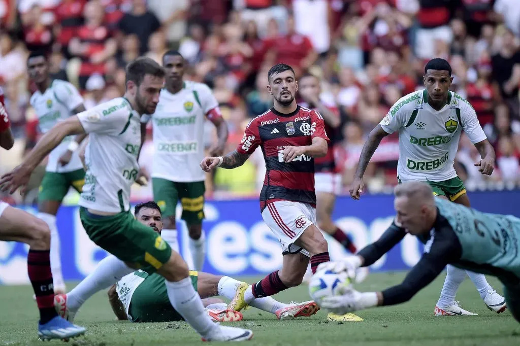 Flamengo e Cuiabá disputando partida no Maracanã. Foto: Alexandre Loureiro/AGIF