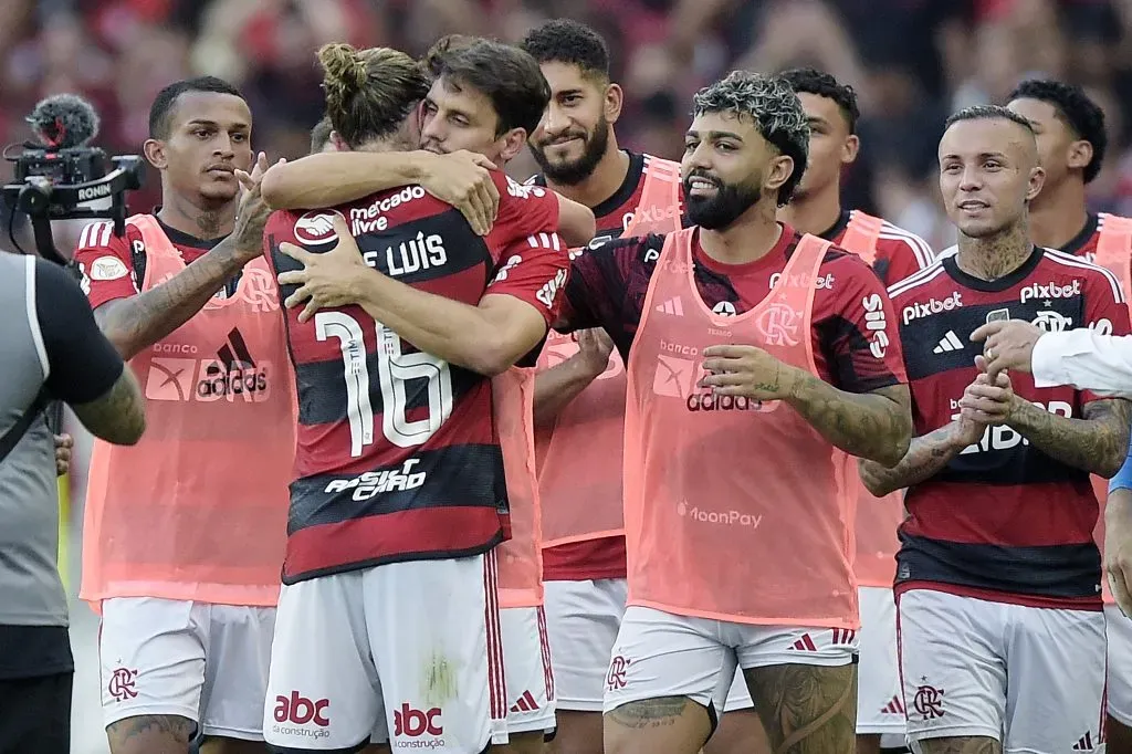 Gabigol assiste do banco vitória do Flamengo no Brasileirão. Foto: Alexandre Loureiro/AGIF