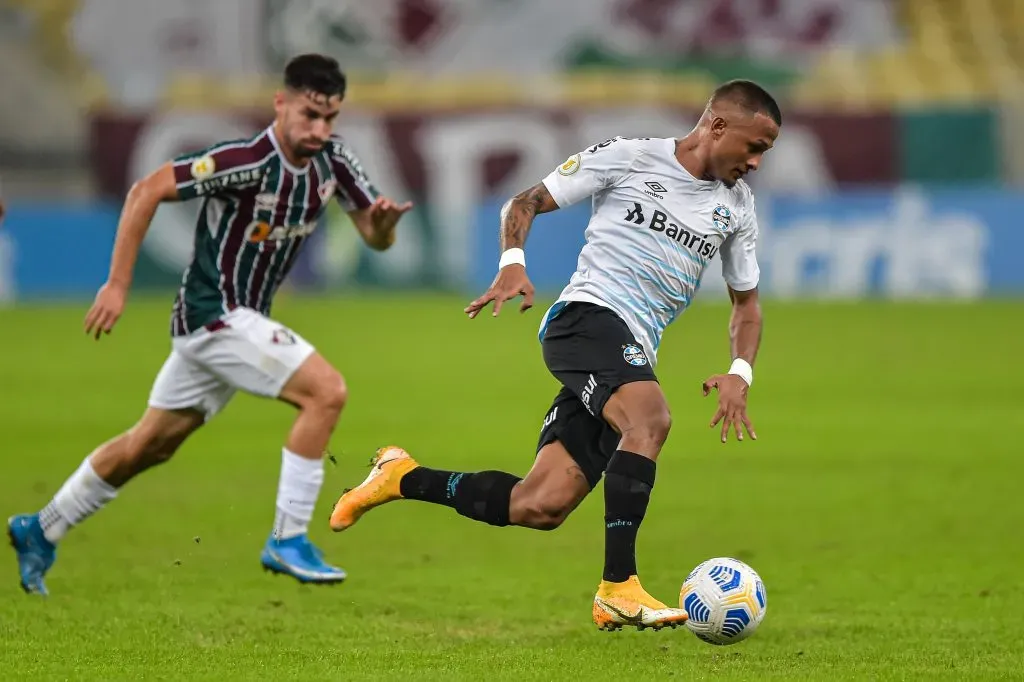 Martinelli jogador do Fluminense disputa lance com Leo Pereira jogador do Gremio durante partida no estadio Maracana pelo campeonato Brasileiro A 2021. Thiago Ribeiro/AGIF