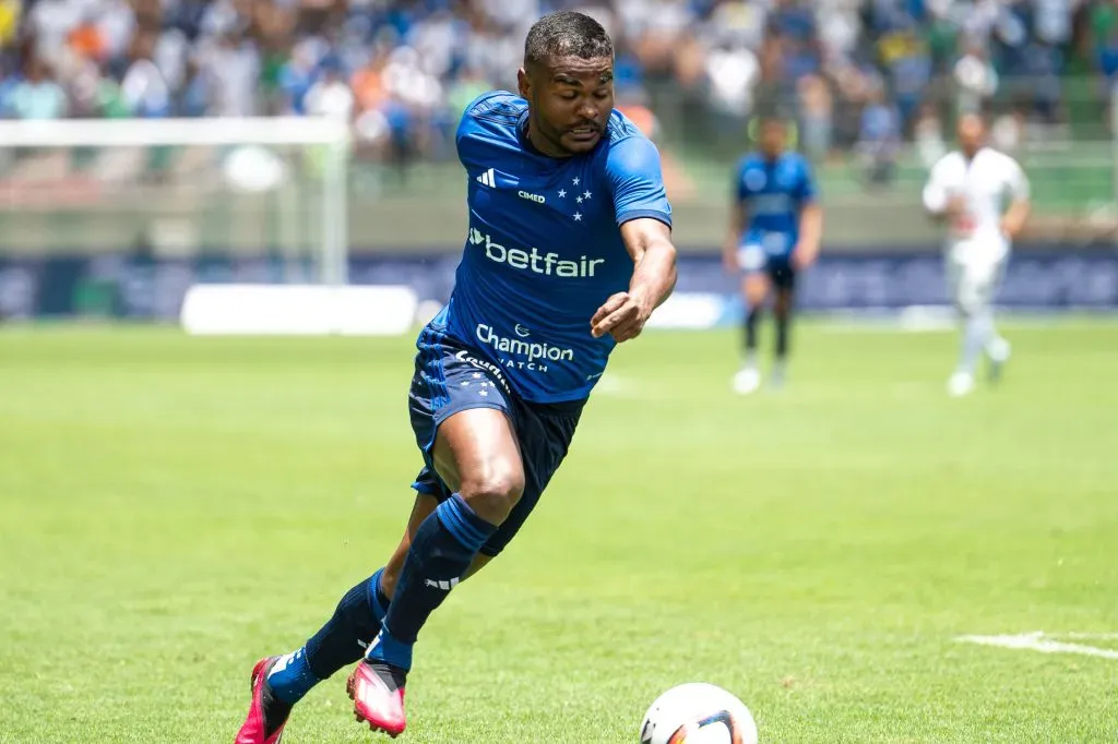 Nikão em ação pelo Cruzeiro: No Brasileirão, com o Manto Celeste, o atacante fez 21 jogos (7 como titular), marcou um gol e realizou 3 assistências –  Foto: Alessandra Torres/AGIF