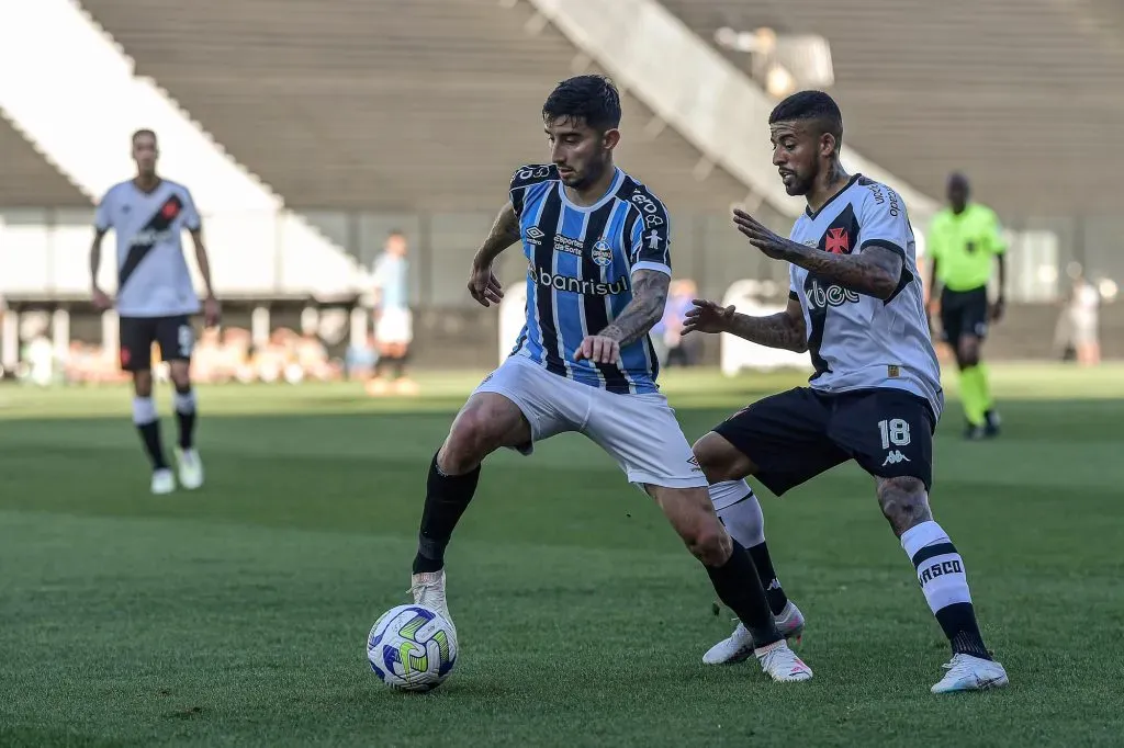 Villasanti em ação pelo Grêmio, o volante é a ‘bola da vez’ na Gávea – Foto: Thiago Ribeiro/AGIF