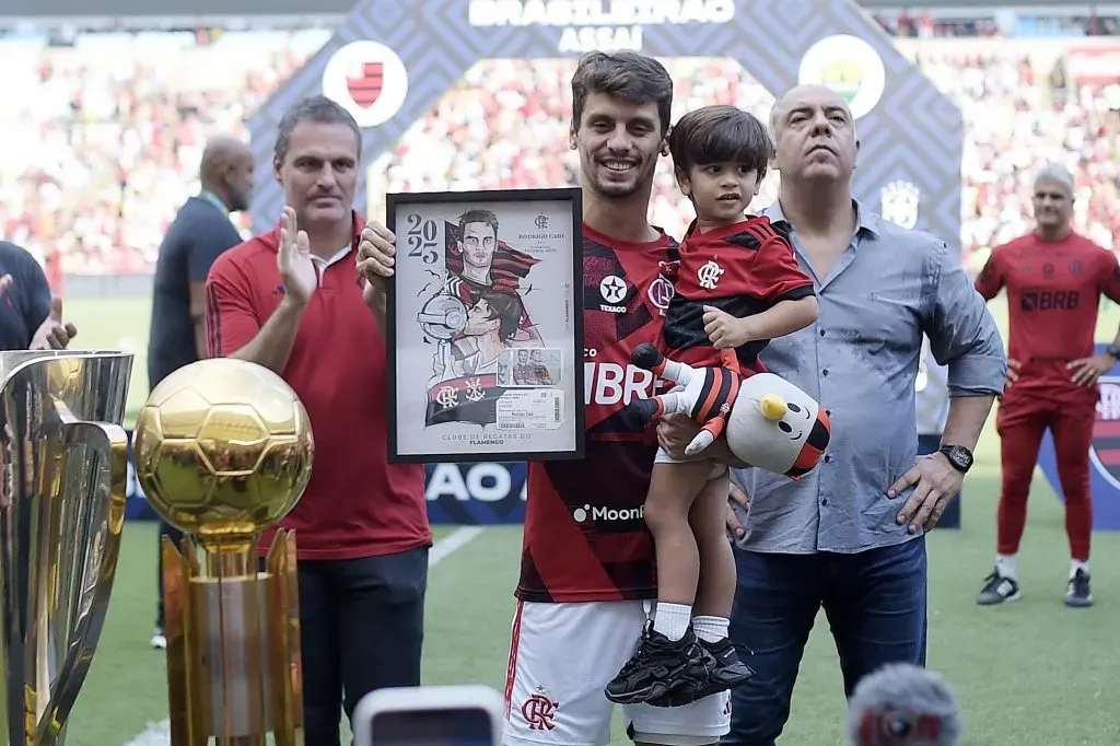 RJ – RIO DE JANEIRO – 03/12/2023 – BRASILEIRO A 2023, FLAMENGO X CUIABA – Rodrigo Caio jogador do Flamengo e homenageado antes da partida contra o Cuiaba no estadio Maracana pelo campeonato Brasileiro A 2023. Foto: Alexandre Loureiro/AGIF
