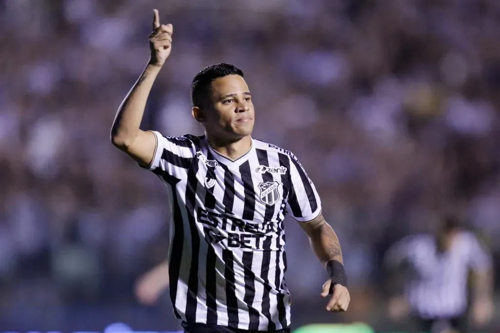 Erick, ex-jogador do Ceará, comemora seu gol durante a partida contra o Londrina no estádio Presidente Vargas pelo campeonato Brasileiro - Foto: Lucas Emanuel/AGIF