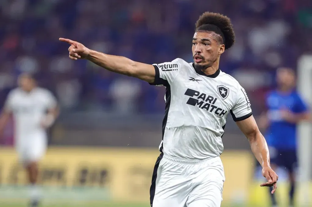 Adryelson jogador do Botafogo durante partida contra o Cruzeiro no estadio Mineirao pelo campeonato Brasileiro A 2023. Gilson Lobo/AGIF