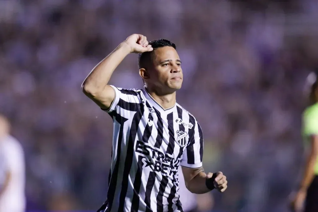 Erick jogador do Ceara comemora seu gol durante partida contra o Londrina no estadio Presidente Vargas pelo campeonato Brasileiro B 2023. Lucas Emanuel/AGIF