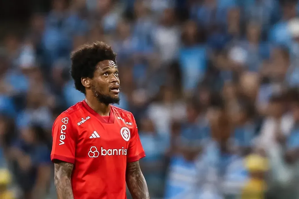 Luiz Adriano jogador do Internacional durante partida contra o Gremio no estadio Arena do Gremio pelo campeonato Gaucho 2023. Foto: Pedro H. Tesch/AGIF