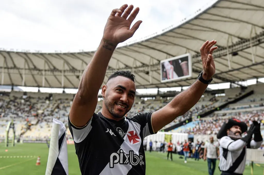 Torcida do Vasco faz festa para receber Dimitri Payet. Foto: Thiago Ribeiro/AGIF