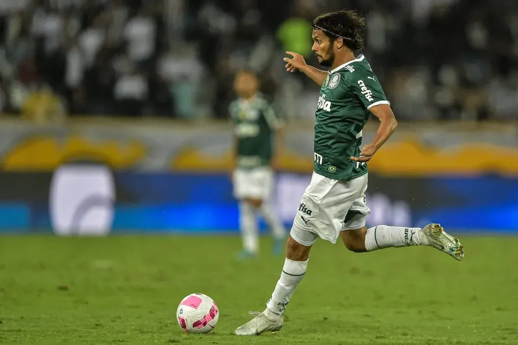 Scarpa em ação pelo Palmeiras: Mauro vê riscos em possível negociação do Mengão –  Foto: Thiago Ribeiro/AGIF