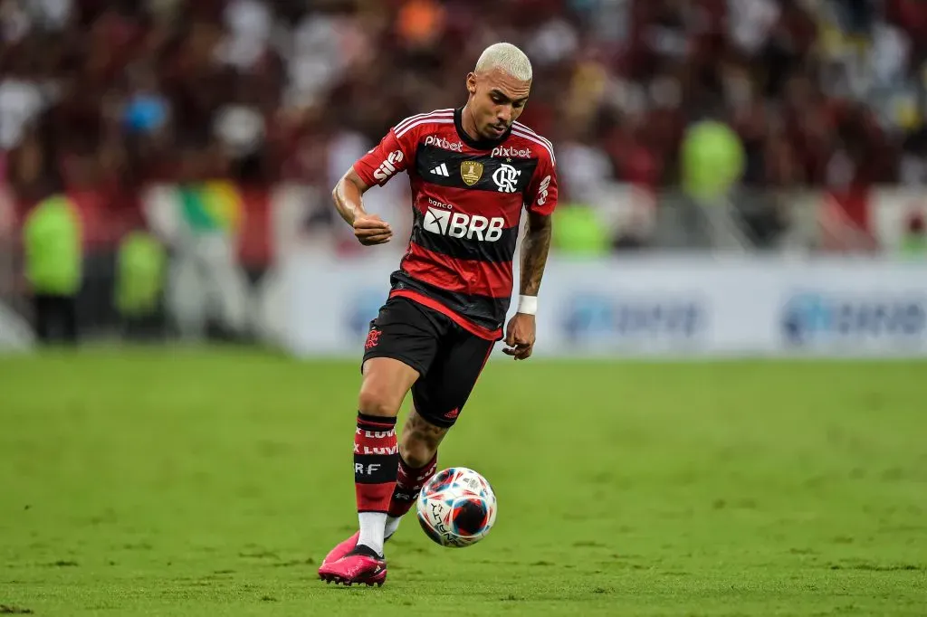 Matheuzinho jogador do Flamengo durante partida pelo campeonato Carioca 2023. Foto: Thiago Ribeiro/AGIF