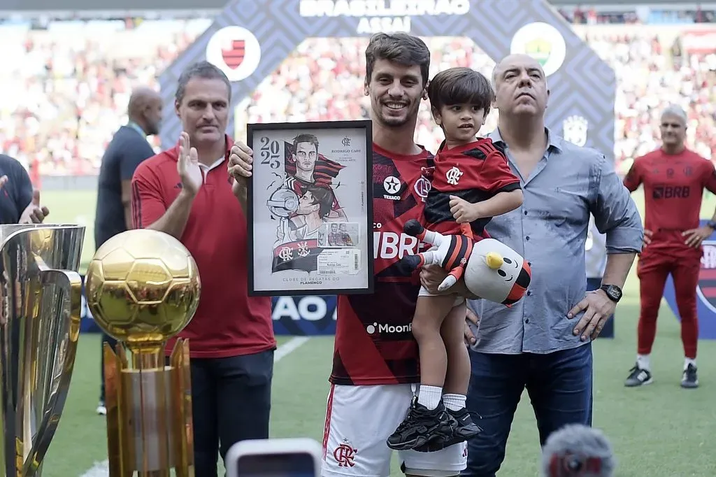 Rodrigo Caio foi homenageado em sua despedida. Foto: Alexandre Loureiro/AGIF