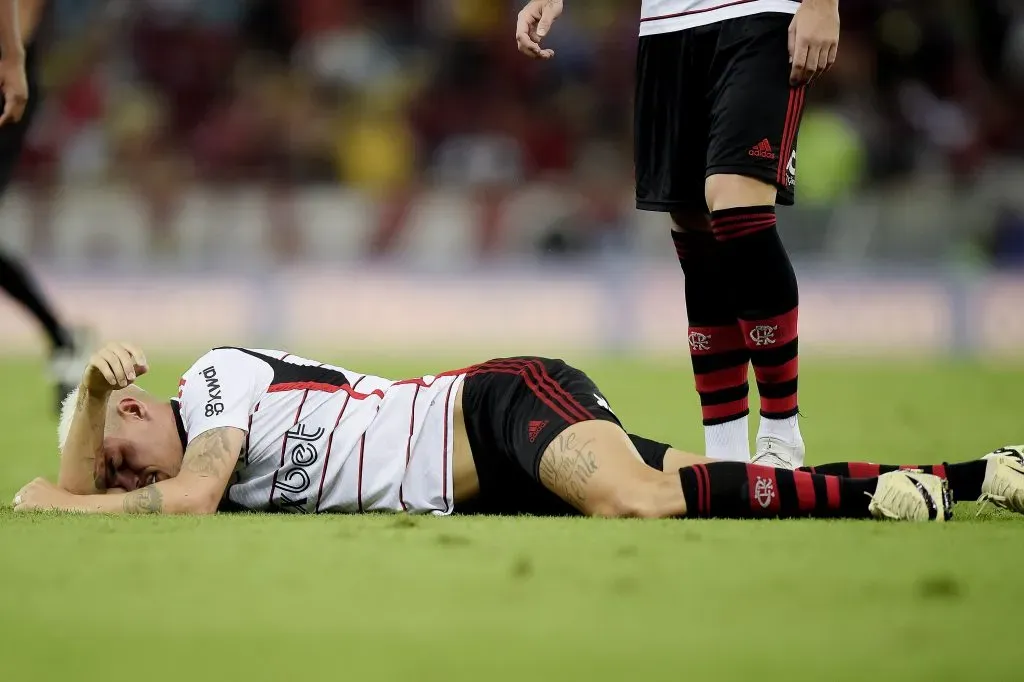 Momento em que Ayrton Lucas sente as dores no joelho, no Fla-Flu. Foto: Alexandre Loureiro/AGIF