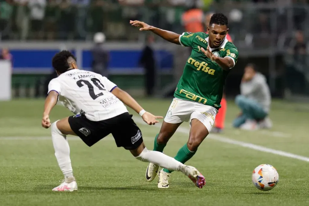 Estevão disputando lance em partida entre Palmeiras e Liverpool-URU, no Allianz Parque, pela Copa Libertadores da América, no dia 11/04/2024. Foto: Anderson Romão/AGIF
