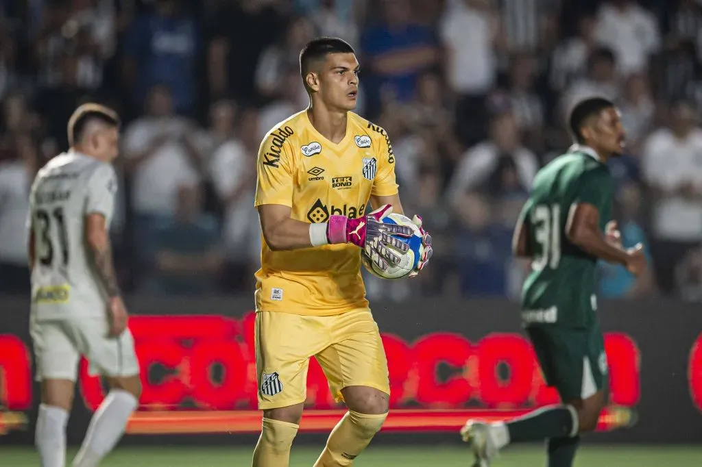 Gabriel Brazão tem contrato até 2026 no Santos - Foto: Imago