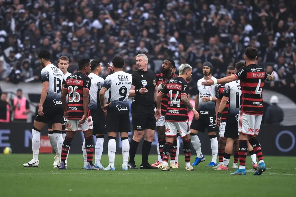 Foto: Ettore Chiereguini/AGIF – O arbitro Anderson Daronco durante partida entre Corinthians e Flamengo no estadio Arena Corinthians pela Copa Do Brasil