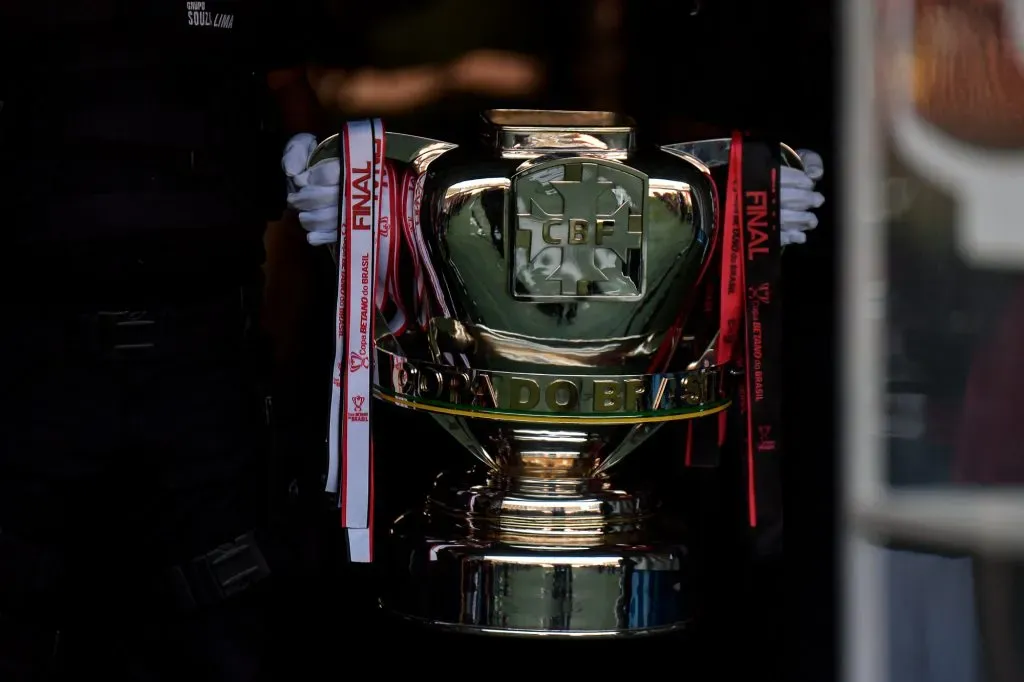 Taça da Copa do Brasil tem dois possíveis destinos: Rio de Janeiro ou Belo Horizonte (Foto: Thiago Ribeiro/AGIF)