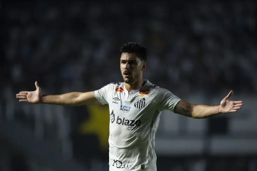 SP – SANTOS – 30/08/2024 – BRASILEIRO B 2024, SANTOS X PONTE PRETA – Joao Basso jogador do Santos comemora seu gol durante partida contra o Ponte Preta no estadio Vila Belmiro pelo campeonato Brasileiro B 2024. Foto: Anderson Romao/AGIF