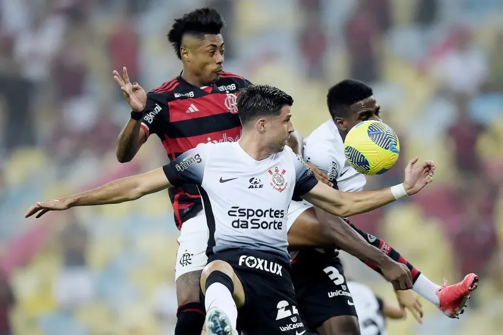 Bruno Henrique jogador do Flamengo disputa lance com Héctor Hernández jogador do Corinthians durante partida no Maracanã pela Copa Do Brasil 2024. Foto: Alexandre Loureiro/AGIF