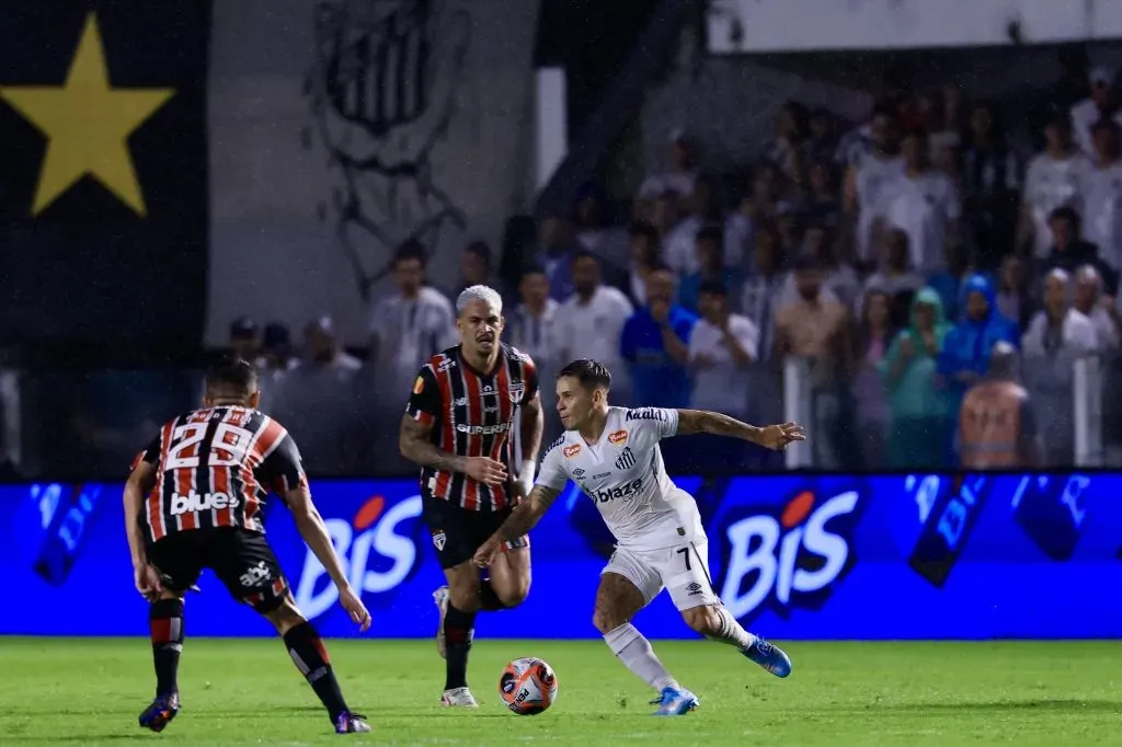 Soteldo em ação no clássico. Foto: Marcello Zambrana/AGIF