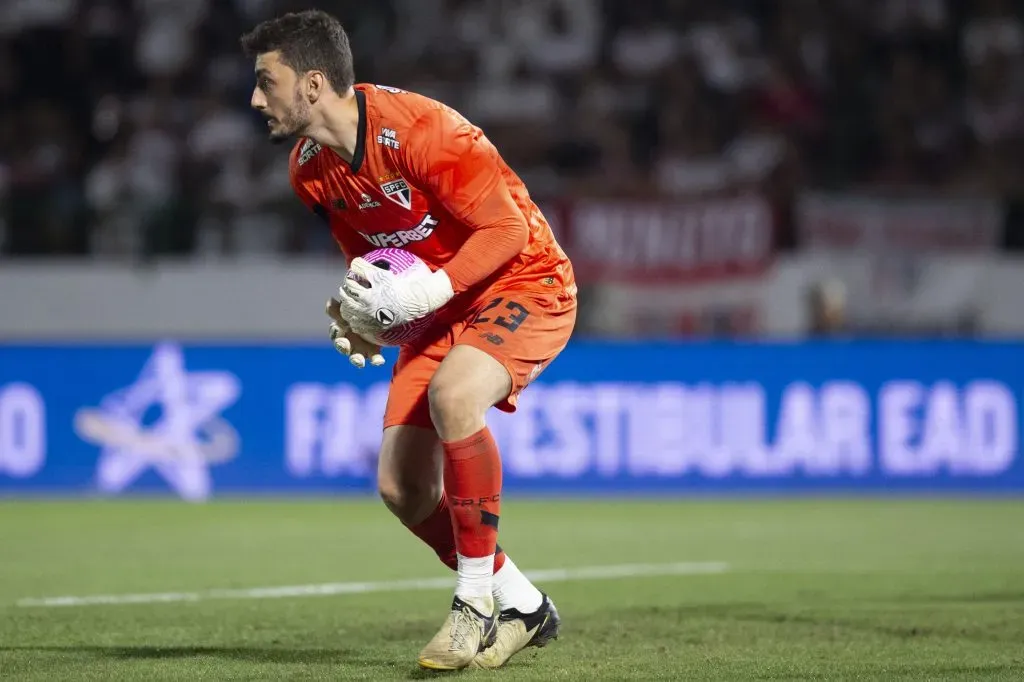 Rafael, arqueiro do São Paulo, recebeu o carinho da torcida nas redes sociais após atuação decisiva no Morumbis contra a Ponte Preta pelo Paulistão 2025. Foto: Anderson Romao/AGIF