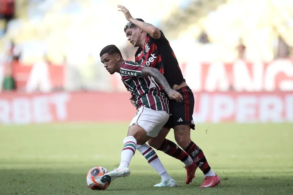 RJ – RIO DE JANEIRO – 08/02/2025 – CARIOCA 2025, FLUMINENSE X FLAMENGO – Riquelme Felipe  jogador do Fluminense disputa lance com Ayrton Lucas jogador do Flamengo durante partida no estadio Maracana pelo campeonato Carioca 2025. Foto: Alexandre Loureiro/AGIF