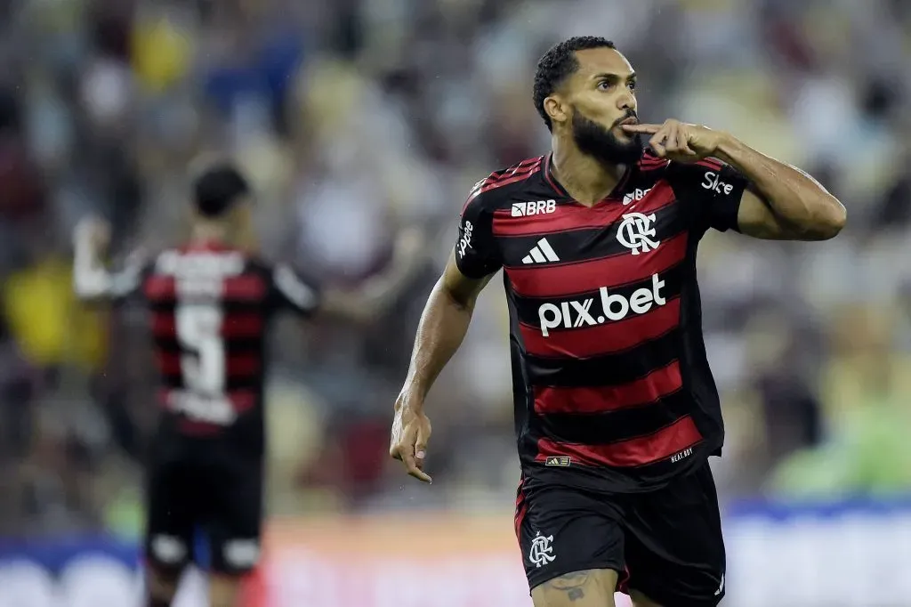 Juninho marcou o segundo gol do Flamengo em falha da defesa do Fluminense.