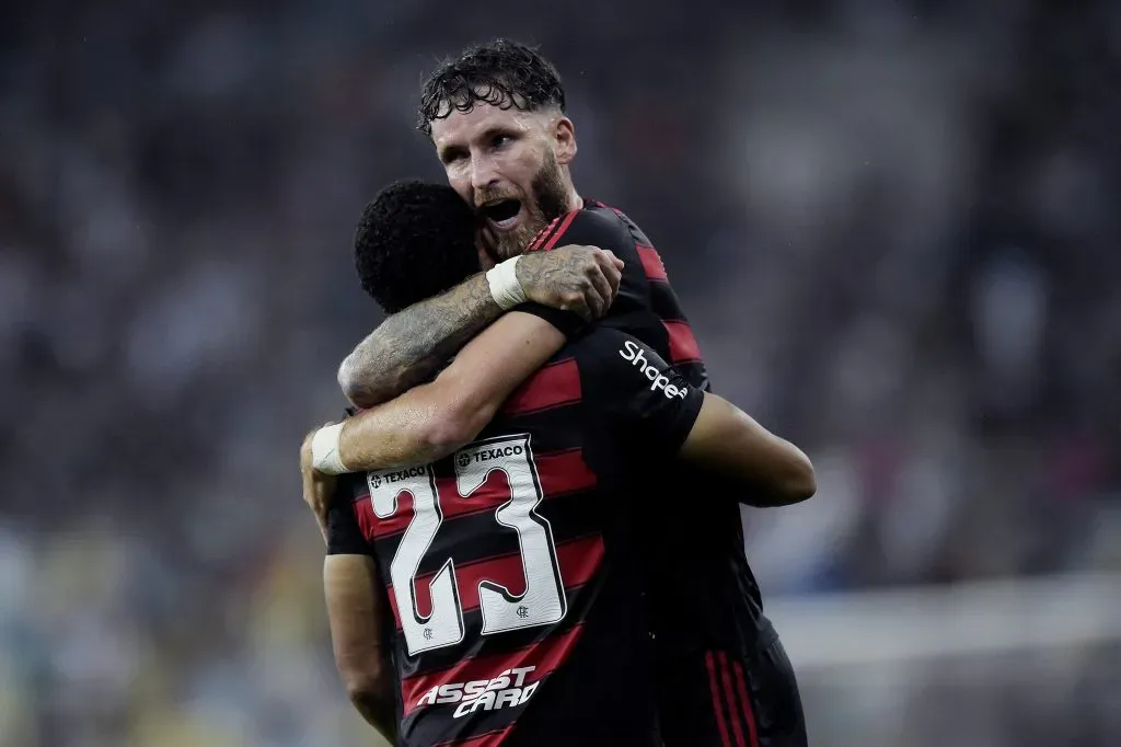 Léo Pereira comemora com Juninho. Foto: Alexandre Loureiro/AGIF