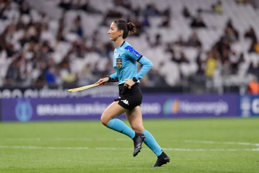 Árbitra em campo. Foto: Anderson Romão/AGIF
