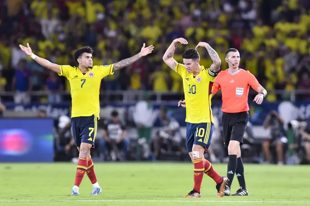 James y Luis Díaz celebran el gol ante Brasil – Foto de Gabriel Aponte/Getty Images)