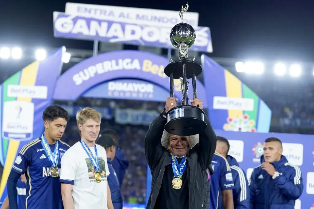 Alberto Gamero levanta el trofeo de la Superliga, el último título en Colombia que le faltaba con Millonarios. / VizzorImage.