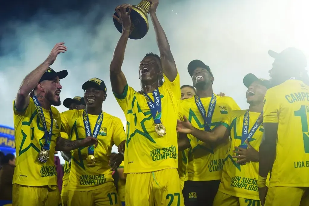 BOGOTA – COLOMBIA, 15-06-2024: Jugadores del Bucaramanga levantan el trofeo para celebrar el título como campeones de la Liga BetPlay DIMAYOR I 2024. Photo: VizzorImage / Leonardo Castañeda.