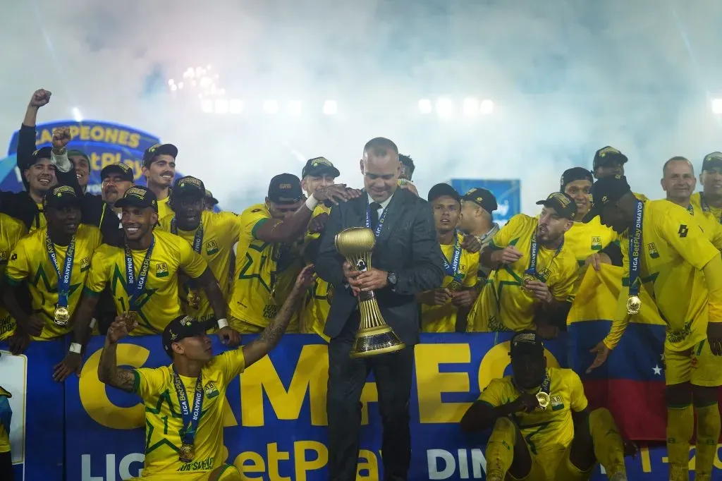 BOGOTA – COLOMBIA, 15-06-2024: Jugadores del Bucaramanga levantan el trofeo para celebrar el título como campeones de la Liga BetPlay DIMAYOR I 2024. VizzorImage / Leonardo Castañeda.