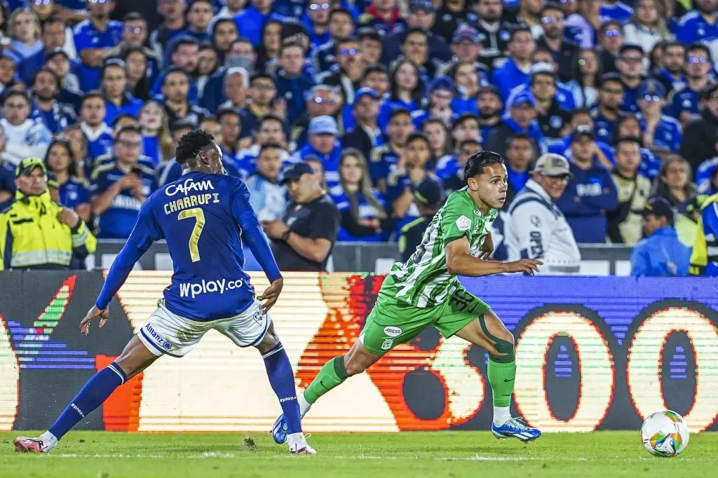 Felix Charrupí de Millonarios FC. disputa el balón con Kevin Parra del Atlético Nacional en la Liga BetPlay DIMAYOR 2024 II. Foto: VizzorImage / Andrés Rot.