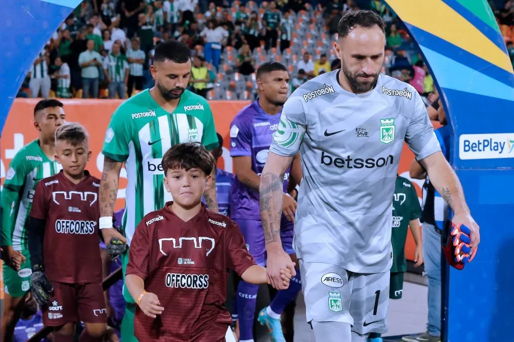 MEDELLIN – COLOMBIA, 30-07-2024: Ospina con su hijo en el partido contra La Equidad. Photo: VizzorImage / Donaldo Zuluaga / Cont