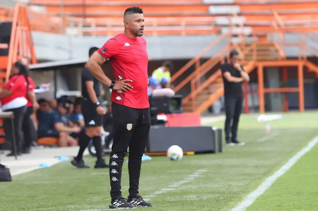 Alexis Márquez técnico de Envigado ante Fortaleza CEIF por la fecha 4 de la Liga BetPlay DIMAYOR II 2024. Foto: VizzorImage / Daniel Gallo.