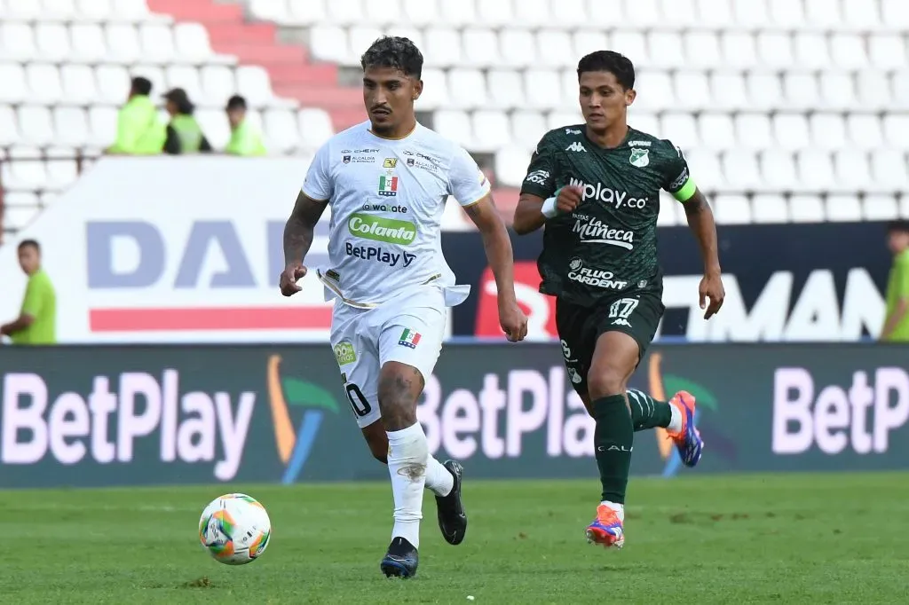 Lucas Ríos del Once caldas y Fredy Montero del Deportivo Cali por la fecha 10 de la Liga BetPlay DIMAYOR II 2024. Foto: VizzorImage / Daniel Ocampo.