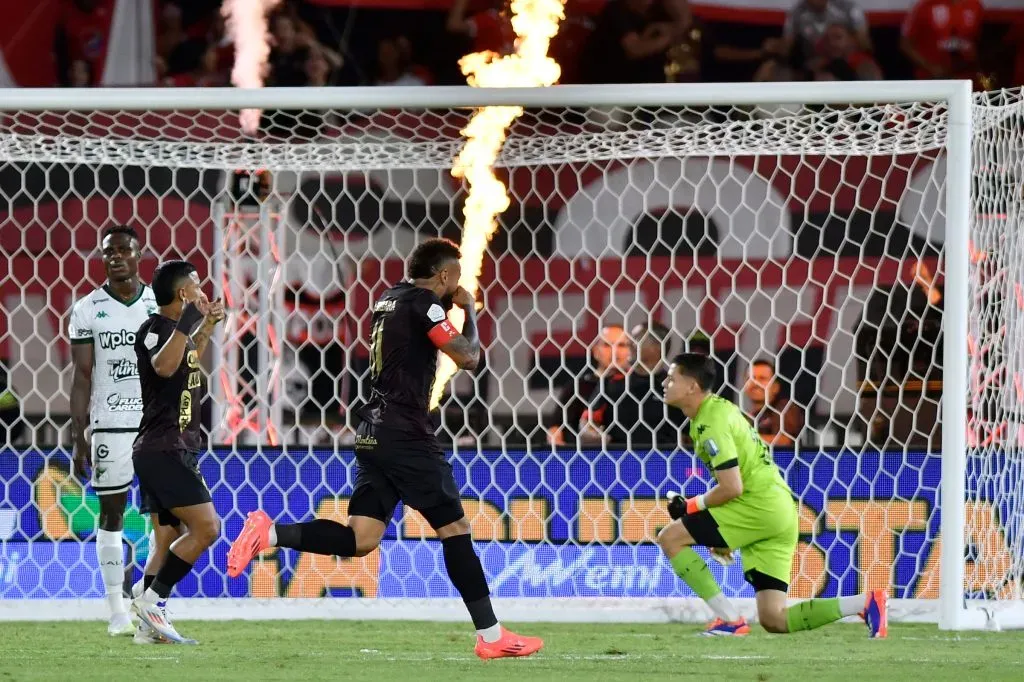 Duván Vergara festejando su gol en la Copa BetPlay DIMAYOR 2024 con América de Cali ante Deportivo Cali. Foto: VizzorImage / Gabriel Aponte.