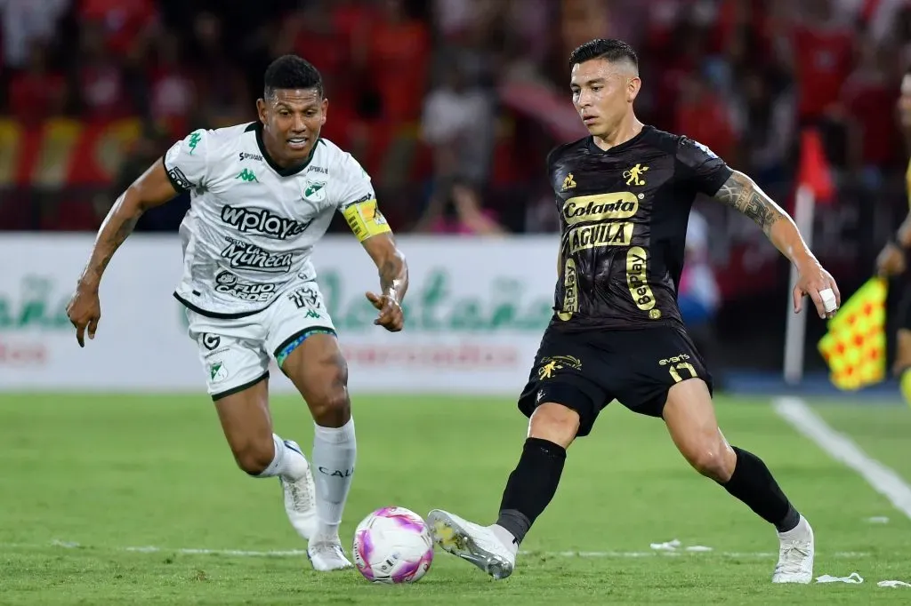 Harold Rivera del América y Alexander Mejía del Cali por los cuartos de final de la Copa BetPlay DIMAYOR 2024. Foto: VizzorImage / Gabriel Aponte.