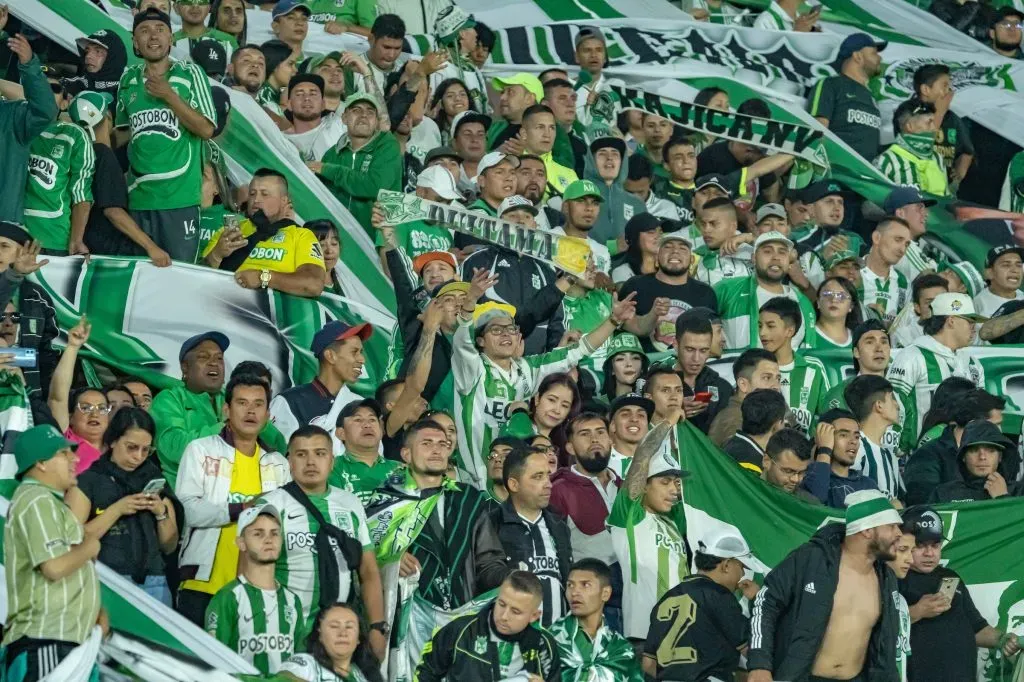 Hinchas de Nacional por la fecha 9 de la Liga BetPlay DIMAYOR 2024 I ante La Equidad en El Campin de Bogotá. Foto: VizzorImage / Leonardo Castañeda.