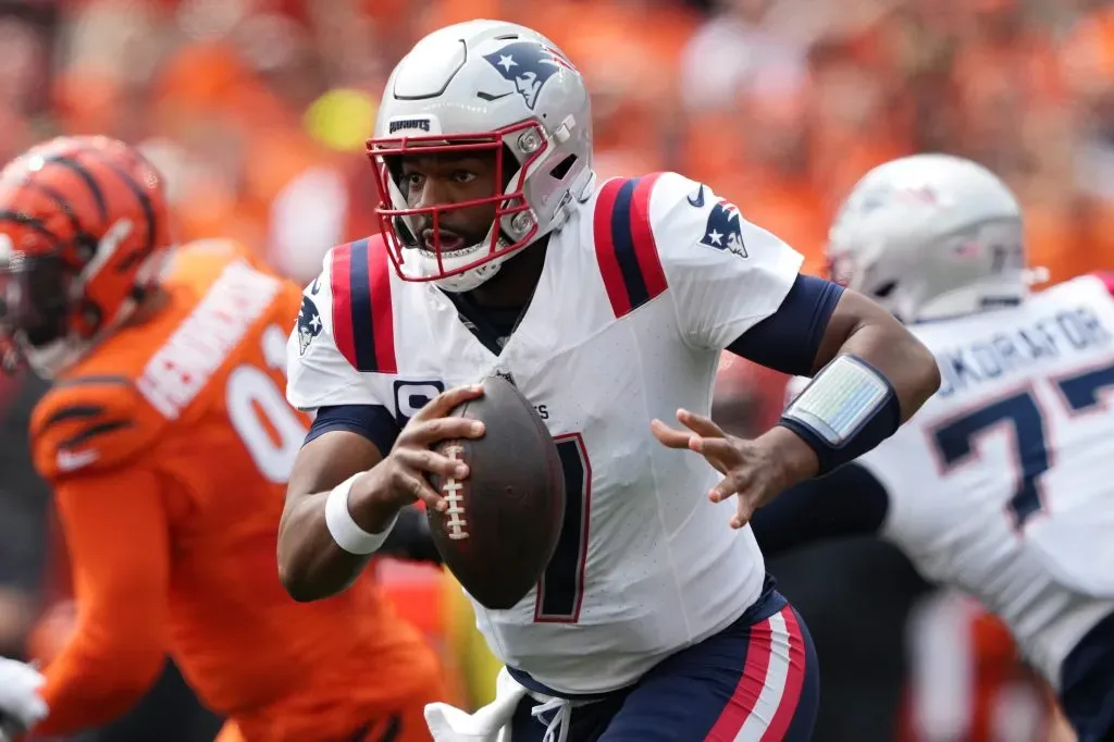 CINCINNATI, OHIO – SEPTEMBER 08: Jacoby Brissett #7 of the New England Patriots scrambles with the ball in the first quarter of the game against the Cincinnati Bengals at Paycor Stadium on September 08, 2024 in Cincinnati, Ohio. (Photo by Dylan Buell/Getty Images)